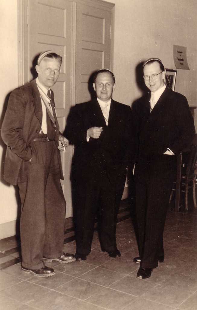 Schaefer-Rolffs (Mitte) mit dem Vorortsprecher Pantel Albertinae (l.) und v. Goldacker Saxoniae Göttingen, Hannoverae (r.) auf der Weinheimtagung, 22.5.1952